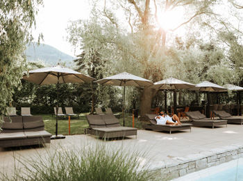 Couple relaxing in the outdoor relaxation area at the Strom nordic spa