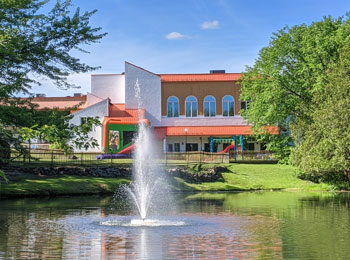 The pond and natural environment in front of the hotel.