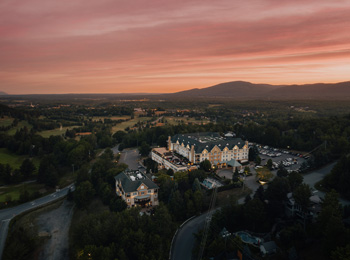 Panoramic view of Domaine Château-Bromont with the golf course and mountain in the background