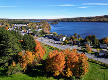 Manoir Lac-Etchemin in the fall with a view of the lake.