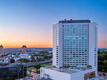 Hilton Québec hotel with Château Frontenac and the St. Lawrence River in the background.