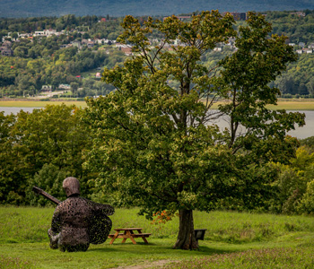 Abstract sculpture depicting Felix Leclerc and the coastal scenery of ile d'Orleans.