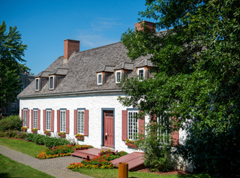 Front of the Manoir Boucher de Niverville in the summer.