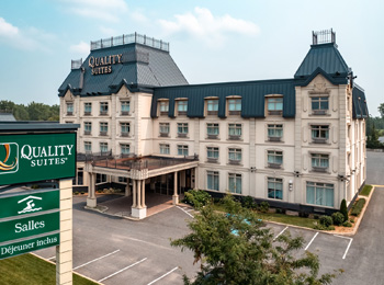 The building of the Quality Suites Drummondville hotel.