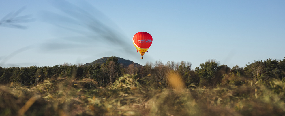 Hot-air balloon above a mountain in the Haut-Richelieu region.