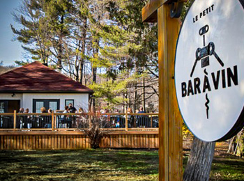 Building and patio at the Petit bar à vin in Outaouais.